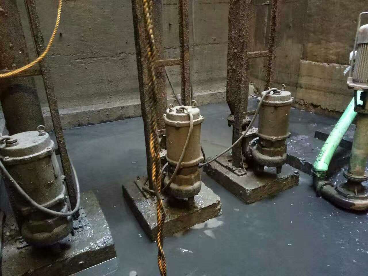 怒江污水池清理
