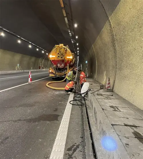 怒江隧道排水渠清淤